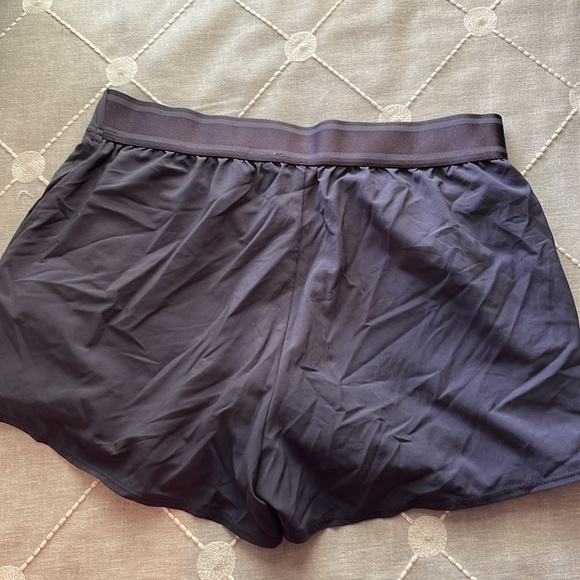 Nike shorts size small - Picture 2 of 3